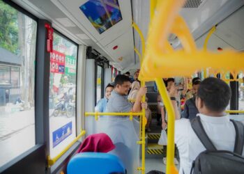 Dukung Program One Day No Car, Bobby Nasution Kerja Naik Bus Listrik