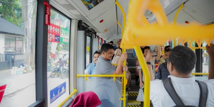 Dukung Program One Day No Car, Bobby Nasution Kerja Naik Bus Listrik