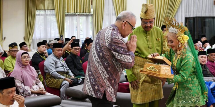 Pj Sekdaprov Sumut Harapkan Buku ‘100 Tokoh Melayu Nusantara’ Mendorong  Lahirnya Cendekiawan Baru