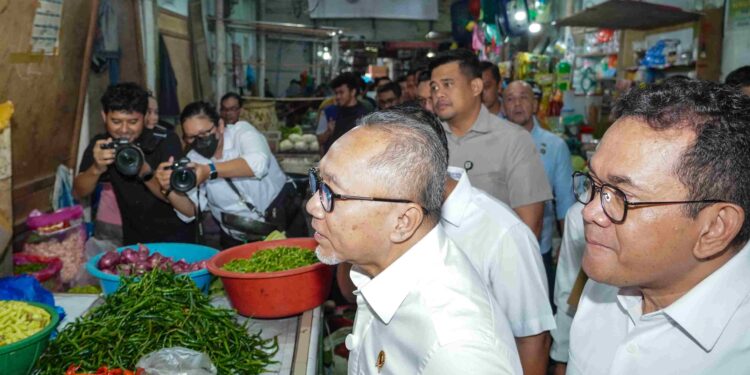 Dampingi Menko Bidang Pangan dan Mendag, Bobby Nasution Tinjau Harga Bahan Pokok Di Pasar Sei Sikambing