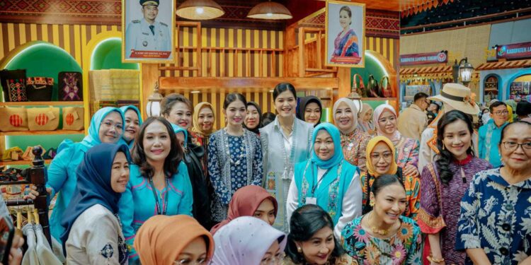 Ibu Wapres Selvi Gibran Beli Hasil Kerajinan Tangan Terbaik Perajin Medan di The Jakarta Inacraft 2025