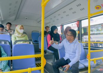 Wakil Wali Kota Medan Gunakan Bus Listrik Berangkat ke Kantor