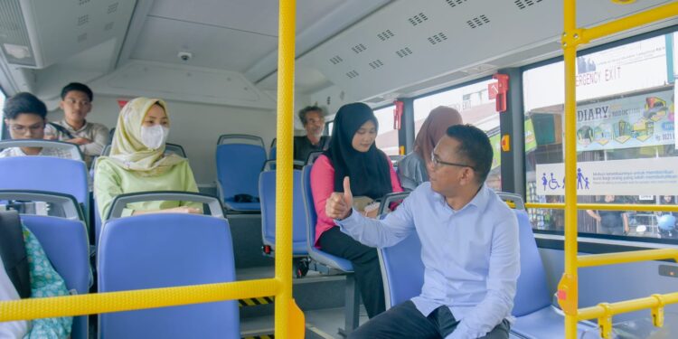 Wakil Wali Kota Medan Gunakan Bus Listrik Berangkat ke Kantor