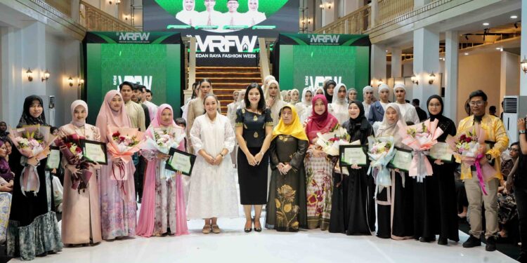 Airin Rico Waas Menyaksikan Fashion Show MRFW 2025