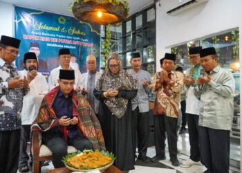 Wali Kota Medan Rico Tri Putra Bayu Waas diupah-upah oleh segenap pembina dan pengurus Ikatan Keluarga Labuhanbatu (Iklab) Raya, Minggu petang (16/3/2025) di D’Plazza Cafe & Boutique.
