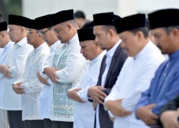 Gubernur Sumut Bobby Nasution dan Wagub Surya Salat Idulfitri Bersama Ribuan Masyarakat di Lapangan Merdeka