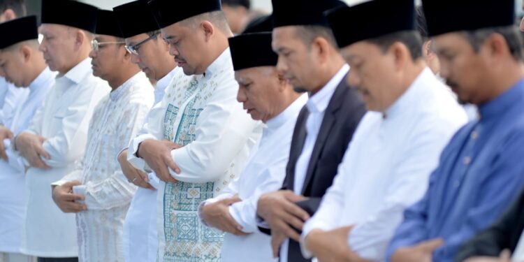 Gubernur Sumut Bobby Nasution dan Wagub Surya Salat Idulfitri Bersama Ribuan Masyarakat di Lapangan Merdeka