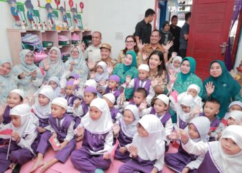 Kunjungi Posyandu di Tebingtinggi, Kahiyang Ayu Pastikan Enam Standar Pelayanan Minimal Terlaksana dengan Baik