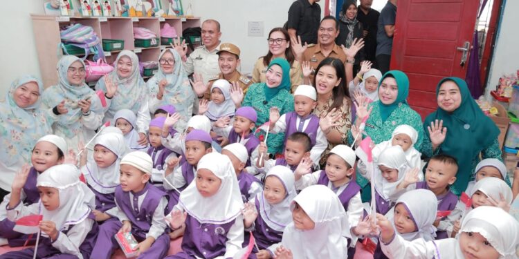 Kunjungi Posyandu di Tebingtinggi, Kahiyang Ayu Pastikan Enam Standar Pelayanan Minimal Terlaksana dengan Baik