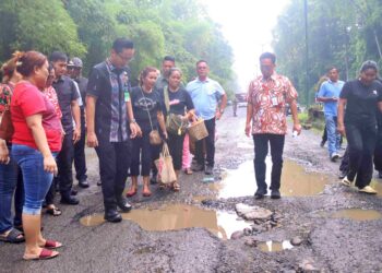 Tinjau Jalan Rusak dan Tanah Amblas di Pasar Induk Lau Cih, Rico Waas: Minggu Depan Jalan Akan Diperbaiki