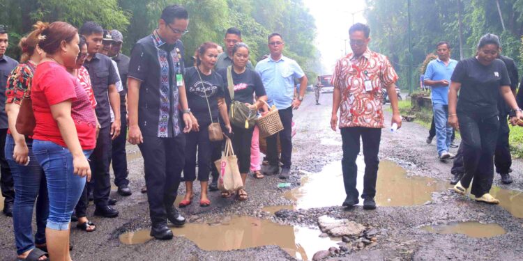 Tinjau Jalan Rusak dan Tanah Amblas di Pasar Induk Lau Cih, Rico Waas: Minggu Depan Jalan Akan Diperbaiki