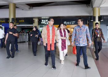 Ikuti Muskomwil I APEKSI, Kedatangan Rico Waas dan Ketua TP PKK Disambut Pengalungan Selempang di Bandara Minangkabau