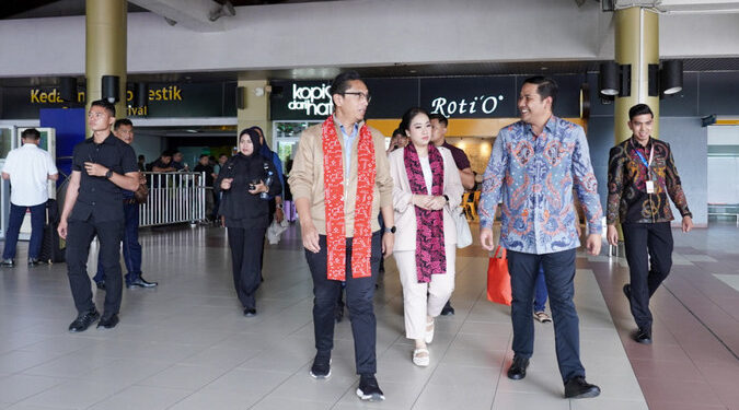 Ikuti Muskomwil I APEKSI, Kedatangan Rico Waas dan Ketua TP PKK Disambut Pengalungan Selempang di Bandara Minangkabau