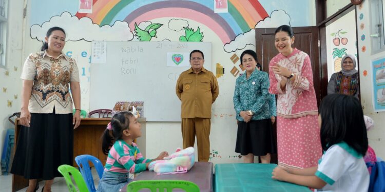 Tinjau Dua Posyandu di Pematangsiantar, Kahiyang Ayu Pastikan Layanan Posyandu Berjalan Baik