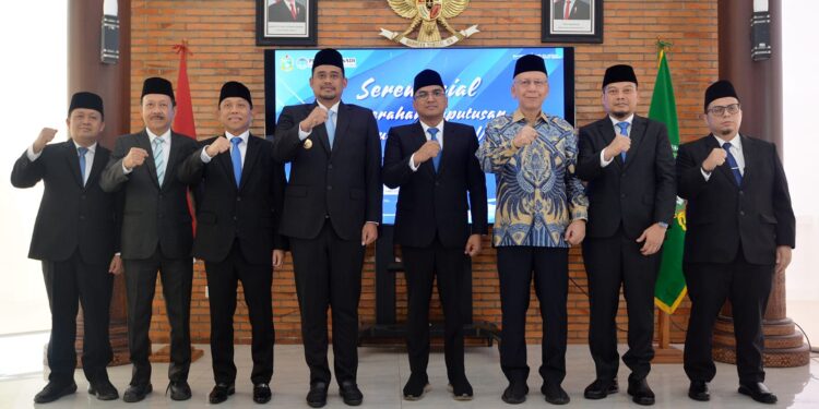 Serahkan SK Pengawas Perumda Tirtanadi  Gubernur Sumut Bobby Nasution Minta Optimalkan Layanan