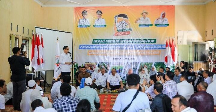 Jalankan Program Urban Farming, Rico Waas Serahkan Mandat Kepada Koordinator Kecamatan Tani Merdeka Indonesia