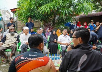 Usai Pimpin Gotong Royong, Rico Waas Serap Aspirasi Warga di Pinggir Sungai Sei Putih