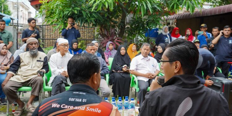 Usai Pimpin Gotong Royong, Rico Waas Serap Aspirasi Warga di Pinggir Sungai Sei Putih