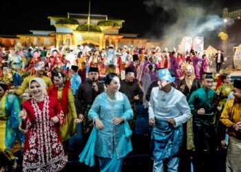 Tutup Gelar Melayu Serumpun, Rico Waas Menari Melayu Bersama Seluruh Pengisi Acara dan Pengunjung