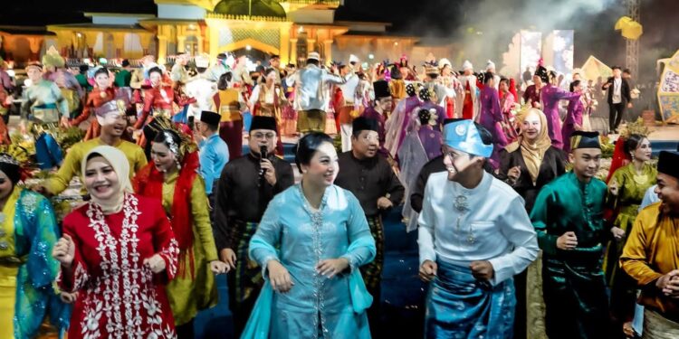 Tutup Gelar Melayu Serumpun, Rico Waas Menari Melayu Bersama Seluruh Pengisi Acara dan Pengunjung