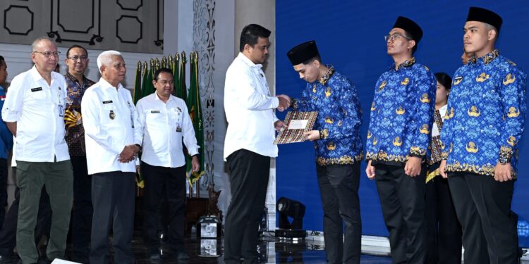 Serahkan 692 SK CPNS Pemprov Sumut,  Gubernur Bobby Nasution Ingatkan Tugas Sebagai Pelayan Masyarakat