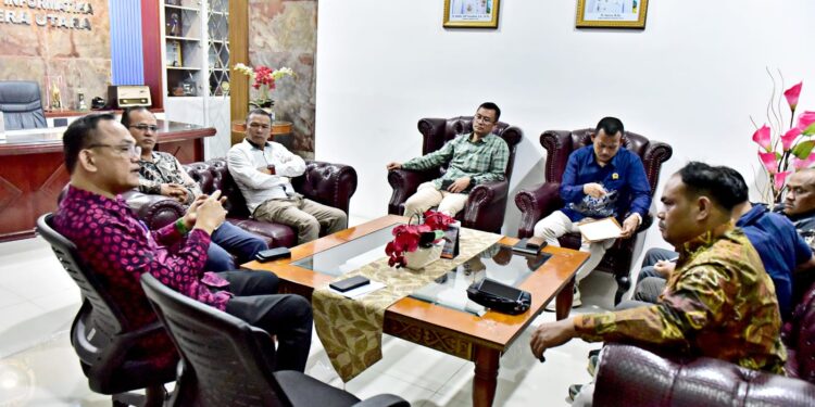 Terima Kunjungan Anggota DPRD Humbahas Plt Kadis Kominfo Sumut Sampaikan Program Pemerataan Inklusi Digital