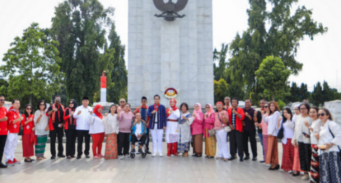 Kenakan Baju Khas Maluku, Rico Waas Pimpin Upacara Ziarah Rombongan Hari Pahlawan Nasional Kapitan Pattimura