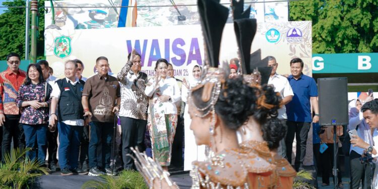 Hadiri Peringatan Waisak 2025, Rico Waas Lepas Pawai Mobil Hias