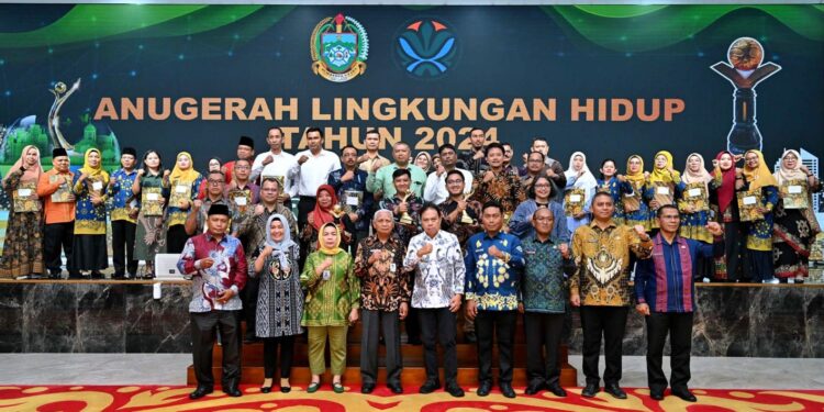 Wagub Sumut Surya Serahkan Penghargaan Lingkungan Hidup 2024, Tiga Perusahaan Dapat Kategori Emas