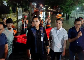 Tanggapi Keluhan Warga, Rico Waas Turun Langsung Tinjau Banjir di Jalan Eka Rasmi dan Eka Warni