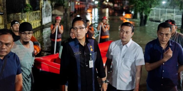 Tanggapi Keluhan Warga, Rico Waas Turun Langsung Tinjau Banjir di Jalan Eka Rasmi dan Eka Warni