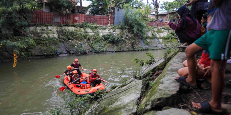 Temui Orang Tua Korban Anak Hanyut Di Aliran Sungai, Rico Waas: Pemko Medan Akan Terus Lakukan Pencarian