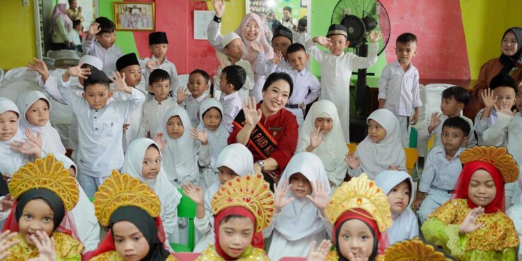 Bantu Pemenuhan Gizi Anak, Airin Rico Waas Berikan Makanan Tambahan di TK Azhura Kelurahan Rengas Pulau