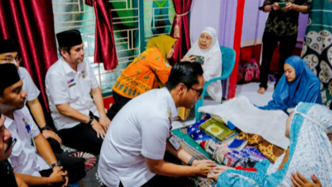 Sampaikan Belasungkawa, Rico Waas Takziah ke Rumah Duka Kepling kelurahan Sei Agul