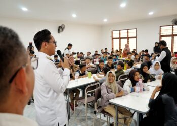 Tinjau Sekolah Rakyat Kota Medan, Rico Waas Ingatkan Siswa Rajin Belajar Untuk Menggapai Cita-Cita