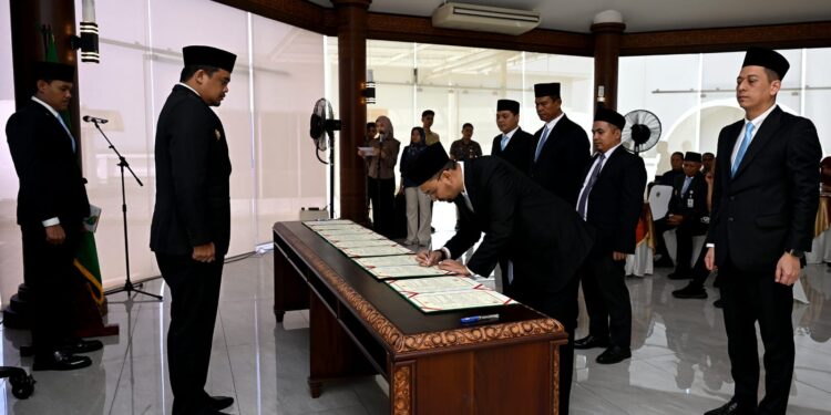 Bobby Nasution Lantik Direksi dan Komisaris Dua BUMD,  Minta Segera Buat Rencana Strategis Bisnis Tingkatkan PAD