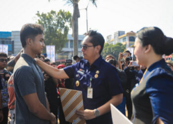 program tebus ijazah : langkah konkret rico waas untuk membantu siswa yang tunggak biaya pendidikan