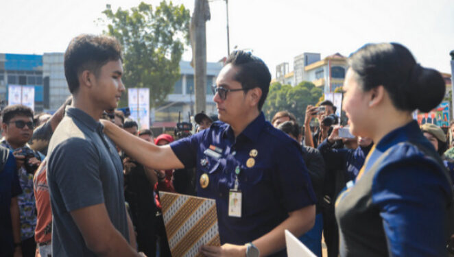 program tebus ijazah : langkah konkret rico waas untuk membantu siswa yang tunggak biaya pendidikan