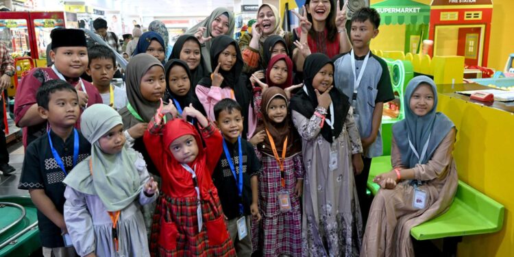 Kahiyang Ayu Traktir Anak-anak Yatim Berbelanja Baju hingga Sepatu Baru