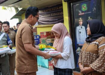 Kunjungi Korban Kebakaran di Kelurahan Kesawan, Rico Waas Salurkan Bantuan Logistik