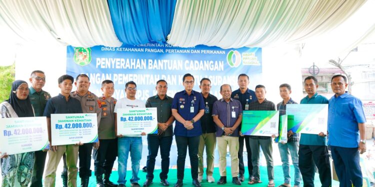 Rico Waas Salurkan  Bantuan Beras pada  500 Keluarga di Medan Utara,1.000 Asuransi Nelayan BPJS Ketenagakerjaan