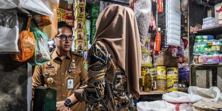 Rico Waas Tindaklanjuti Laporan Warga, Temukan Suplai Beras SPHP di Pasar Sei Sikambing Tersendat