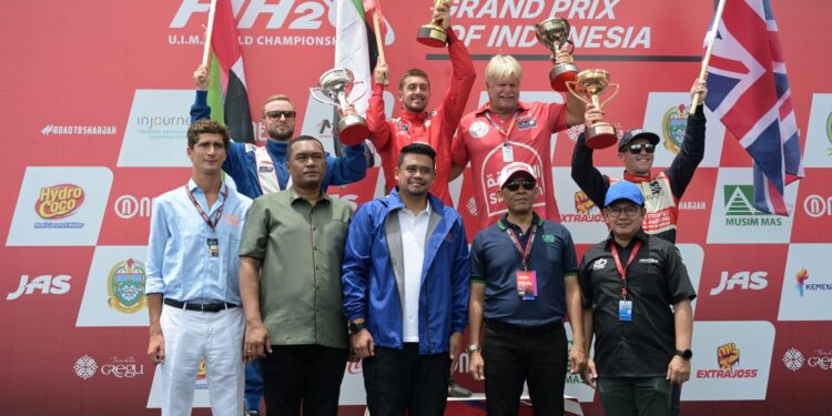 Tutup dan Serahkan Trofi Juara F1 Powerboat Indonesia,Bobby Nasution Optimis Tahun Depan Makin Baik Lagi