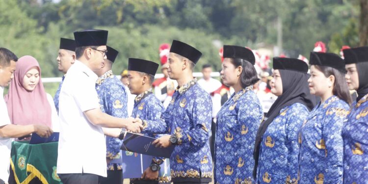 Serahkan SK PPPK, Rico Waas Tekankan Pentingnya Menjadi Aparatur Profesional, Berintegritas dan Berorientasi Pada Pelayanan Publik