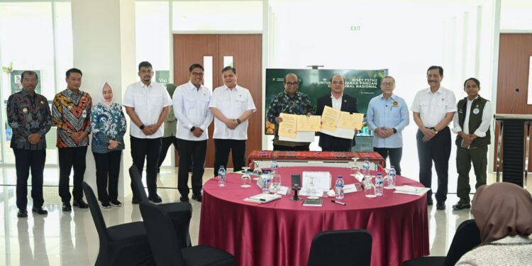 Bobby Nasution Dampingi Menko Perekonomian dan Menko Pangan Tinjau  Taman Sains Teknologi Herbal dan Hortikultura di Humbahas