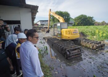 Pimpin Normalisasi Parit Gonggong, Rico Waas Optimis Genangan Air di Seputaran Simpang Kantor Dapat Teratasi