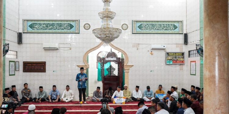 Safari Jumat di Masjid Al-Ikhwan, Aspirasi Jamaah Langsung Ditanggapi Rico Waas