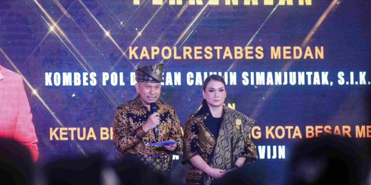 Pakaikan Tanjak Melayu ke Kapolrestabes Medan yang Baru, Wakil Wali Kota Berharap Sinergitas Terus Terjalin Atasi Kejahatan Narkoba