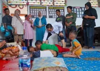 Rico Waas Kunjungi dan Salurkan Bantuan Logistik untuk Pengungsi Banjir