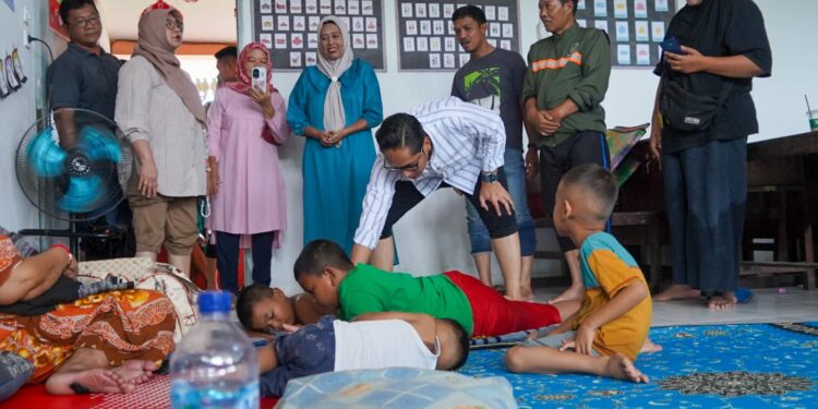 Rico Waas Kunjungi dan Salurkan Bantuan Logistik untuk Pengungsi Banjir